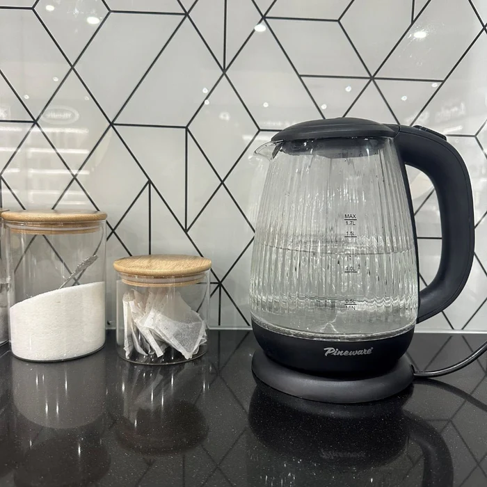 Pineware PRGK360 1.7L Ribbed Glass Kettle - Image 3