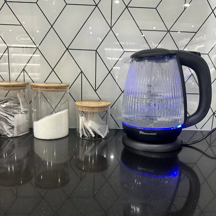 Pineware PRGK360 1.7L Ribbed Glass Kettle - Image 4